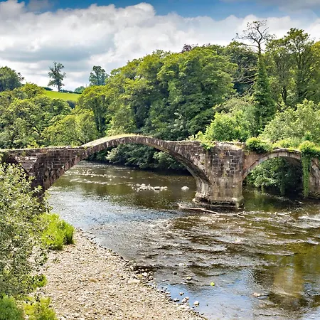 Cosy Dog-friendly Caravan At Bowland Fell In Yorkshire Ref 93022s *