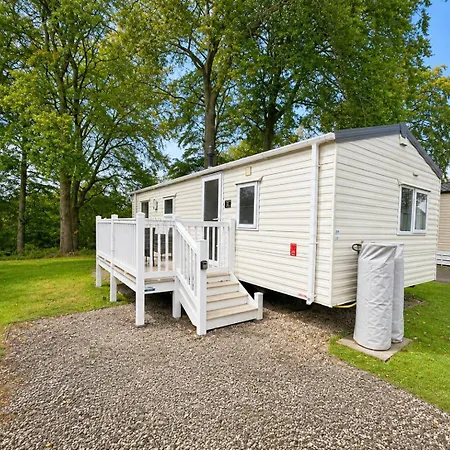Holiday home Cosy Dog-friendly Caravan At Bowland Fell In Yorkshire Ref 93022s *